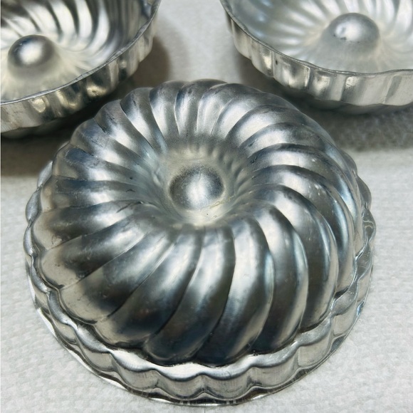 Vintage Set of 3 aluminum jello or tart molds.  Excellent condition‼️ - Picture 4 of 4